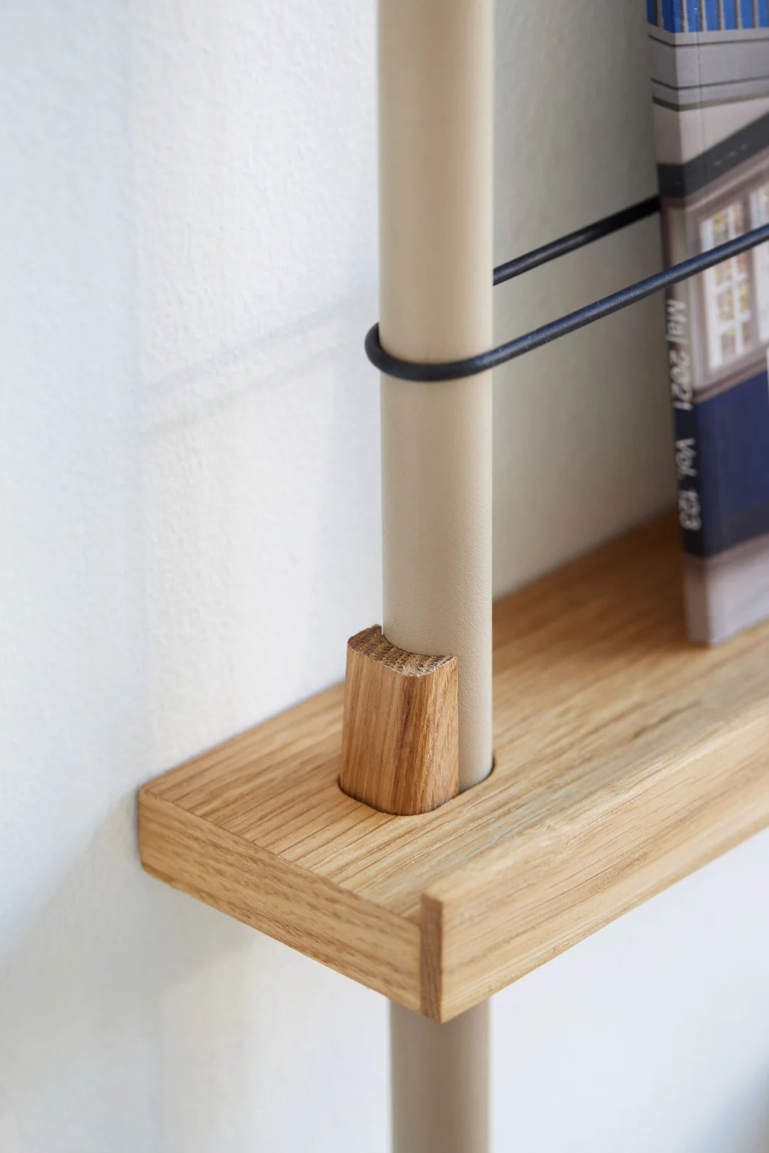 Magasinhylde i egetræ og varm grå